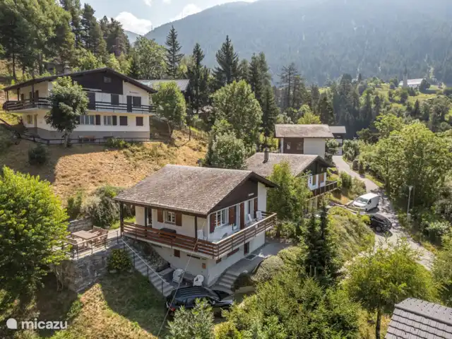 Location de Vacances Suisse, Valais, Fiesch, appartement - Kirschstein OG Balcon à l'avant et terrasse avec chaises de jardin de part et d'autre de la chambre haute
