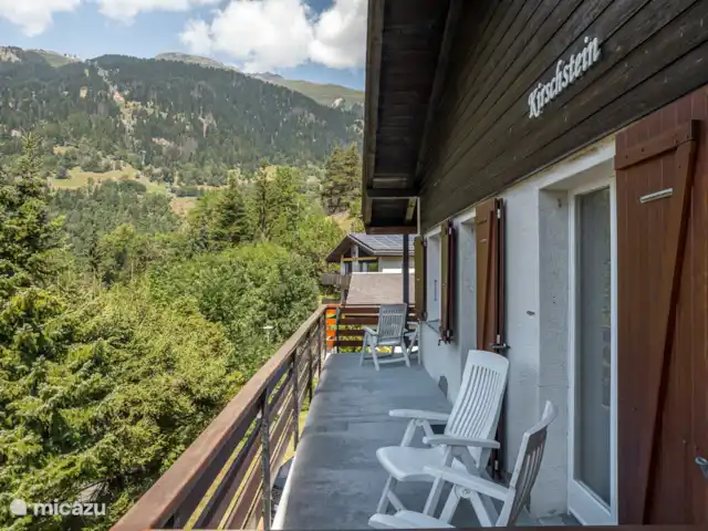 Location de Vacances Suisse, Valais, Fiesch, appartement - Kirschstein OG Balcon à l'avant et terrasse avec chaises de jardin de part et d'autre de la chambre haute