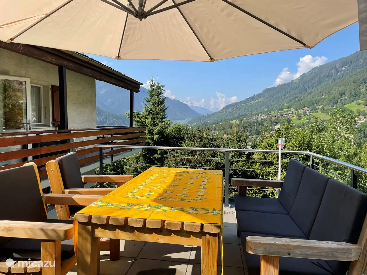 Balcon à l'avant et terrasse avec chaises de jardin de part et d'autre de la chambre haute