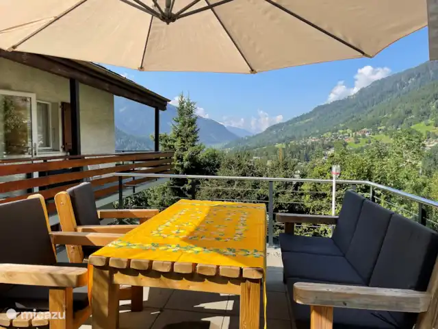 Location de Vacances Suisse, Valais, Fiesch, appartement - Kirschstein OG Balcon à l'avant et terrasse avec chaises de jardin de part et d'autre de la chambre haute