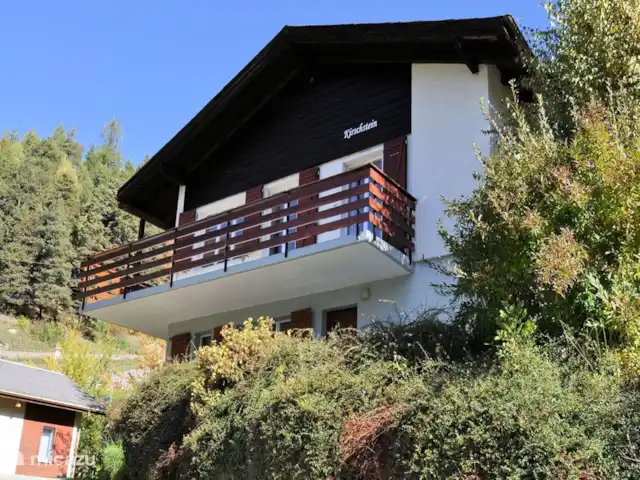 Location de Vacances Suisse, Valais, Fiesch, appartement - Kirschstein OG Le chalet est situé dans un endroit ensoleillé avec une belle vue sur la vallée du Rhône depuis le balcon et les terrasses. Le Valais offre de nombreuses journées ensoleillées et puis il y a du soleil toute la journée autour du chalet.