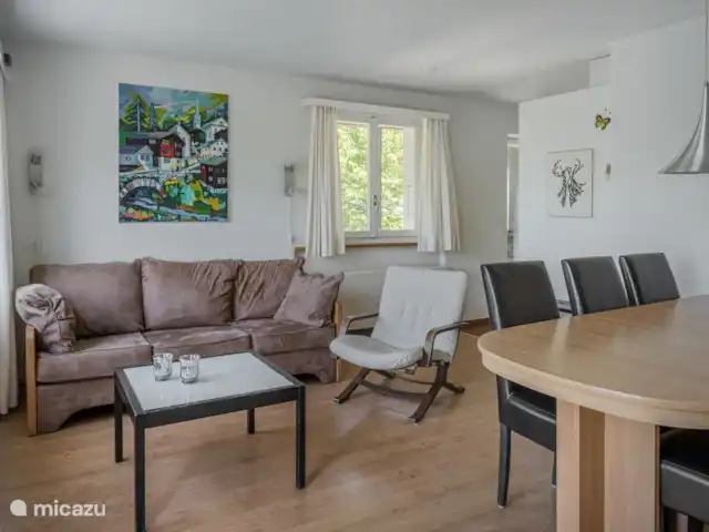 Location de Vacances Suisse, Valais, Fiesch, appartement - Kirschstein OG Salon-salle à manger avec portes-fenêtres donnant sur le balcon.