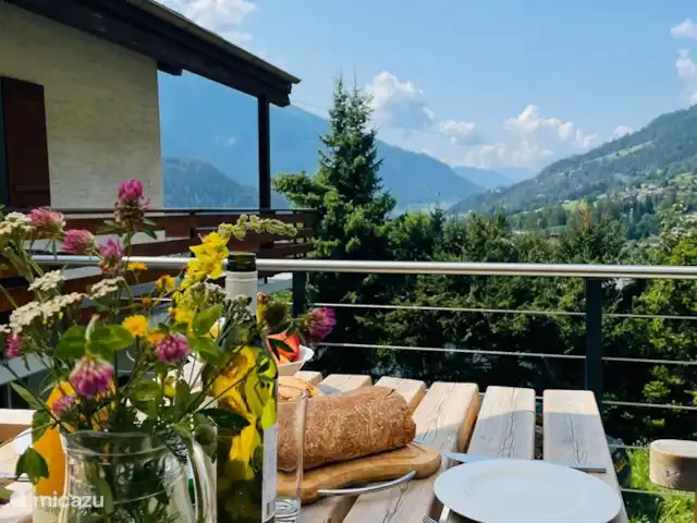 Location de Vacances Suisse, Valais, Fiesch, appartement - Kirschstein OG Balcon à l'avant et terrasse avec chaises de jardin de part et d'autre de la chambre haute