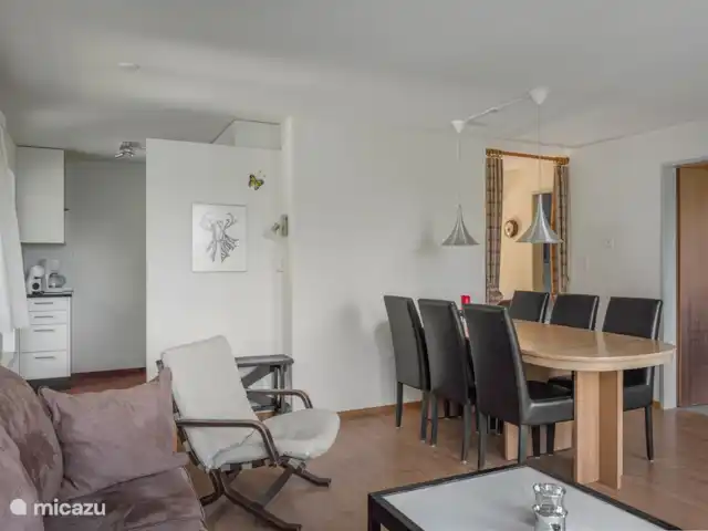 Location de Vacances Suisse, Valais, Fiesch, appartement - Kirschstein OG Salon-salle à manger avec portes-fenêtres donnant sur le balcon.