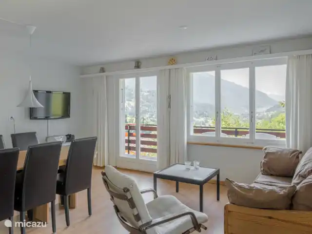 Location de Vacances Suisse, Valais, Fiesch, appartement - Kirschstein OG Salon-salle à manger avec portes-fenêtres donnant sur le balcon.