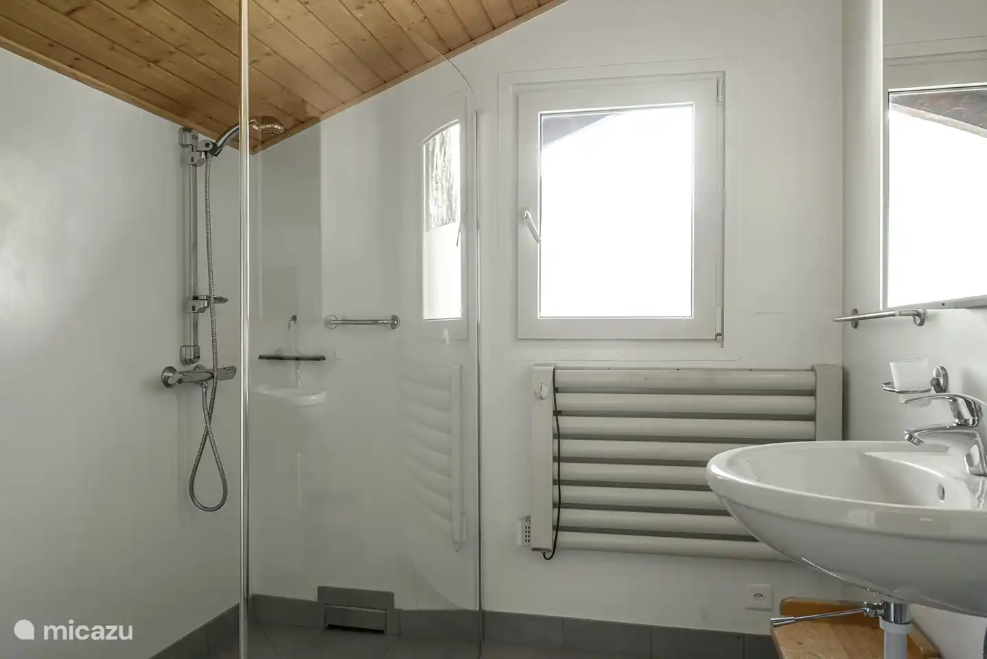 1 Badezimmer mit Lavabo, WC und Dusche, Raum mit Waschmaschine und Trockner.