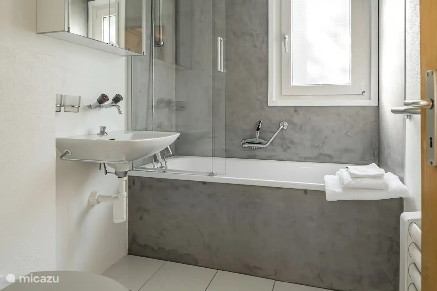 1Badezimmer mit Lavabo, WC und Badewanne