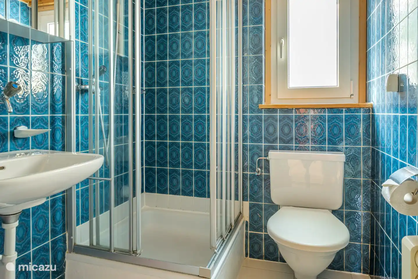 1 bathroom with washbasin