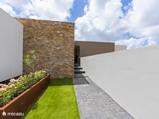 Villa Corazón de Curaçao  | Curaçao, Curaçao-Centre, Willemstad - villa Entrée du parking à la porte d’entrée