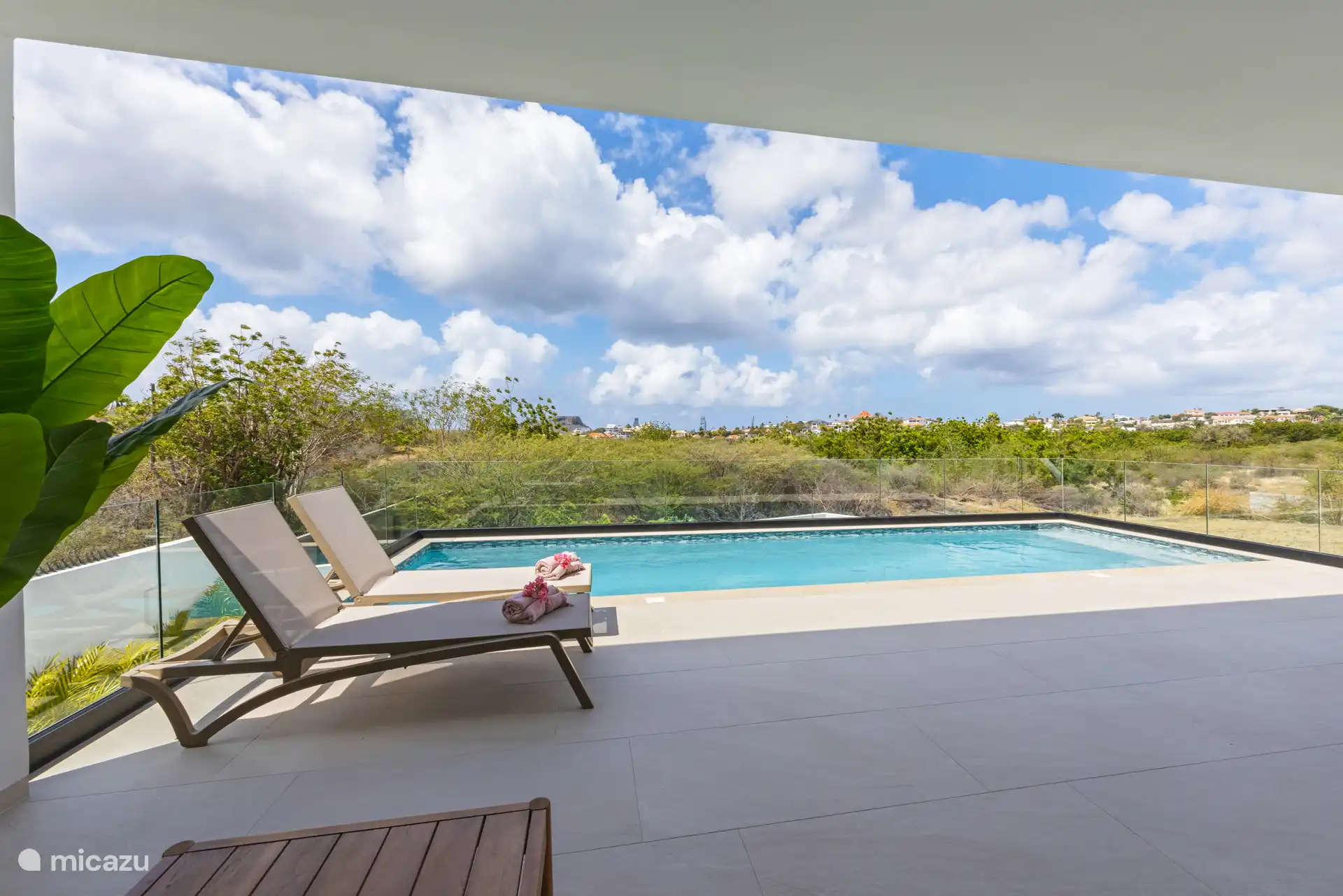 Swimming ring lounge