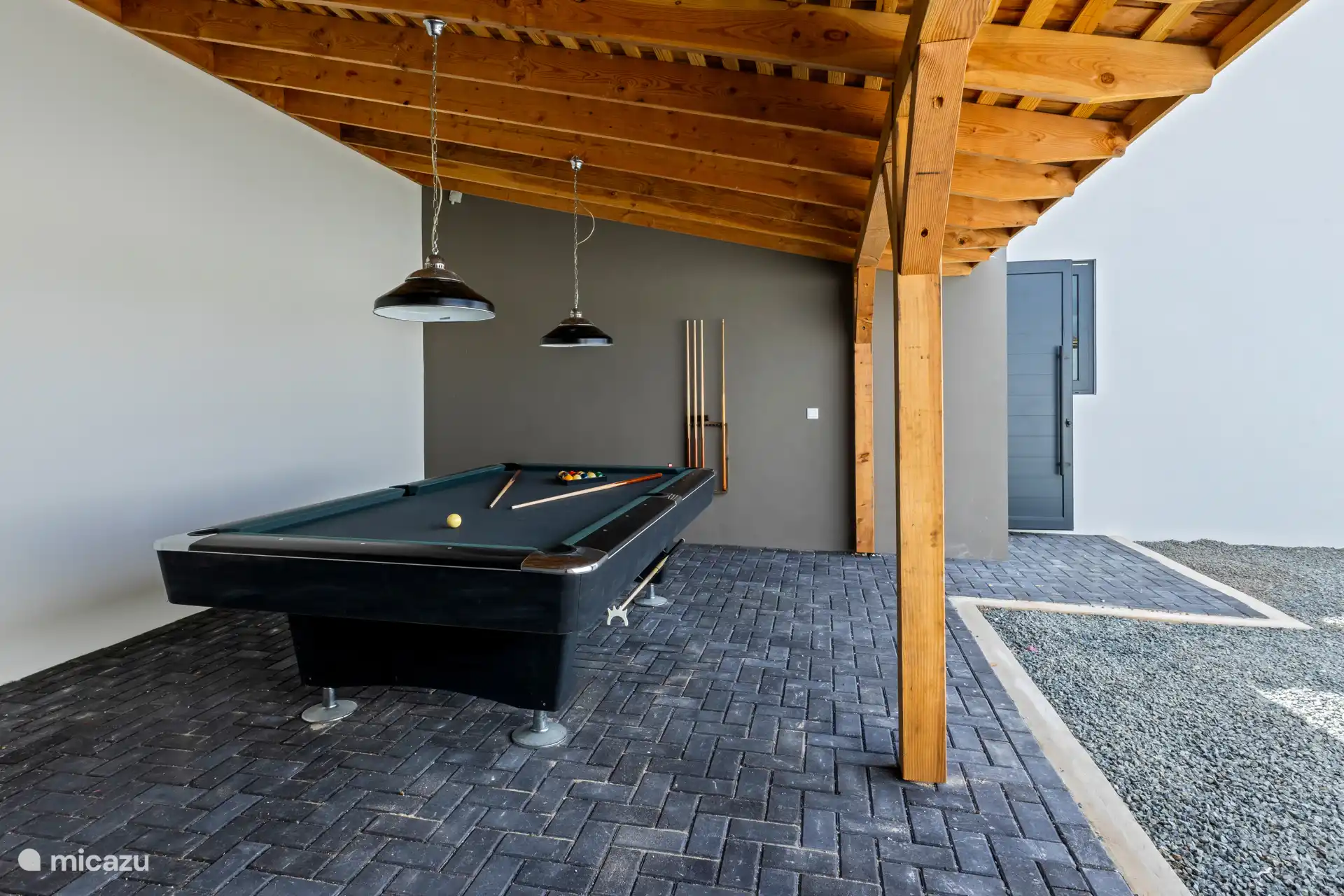 Outdoor pool table covered  