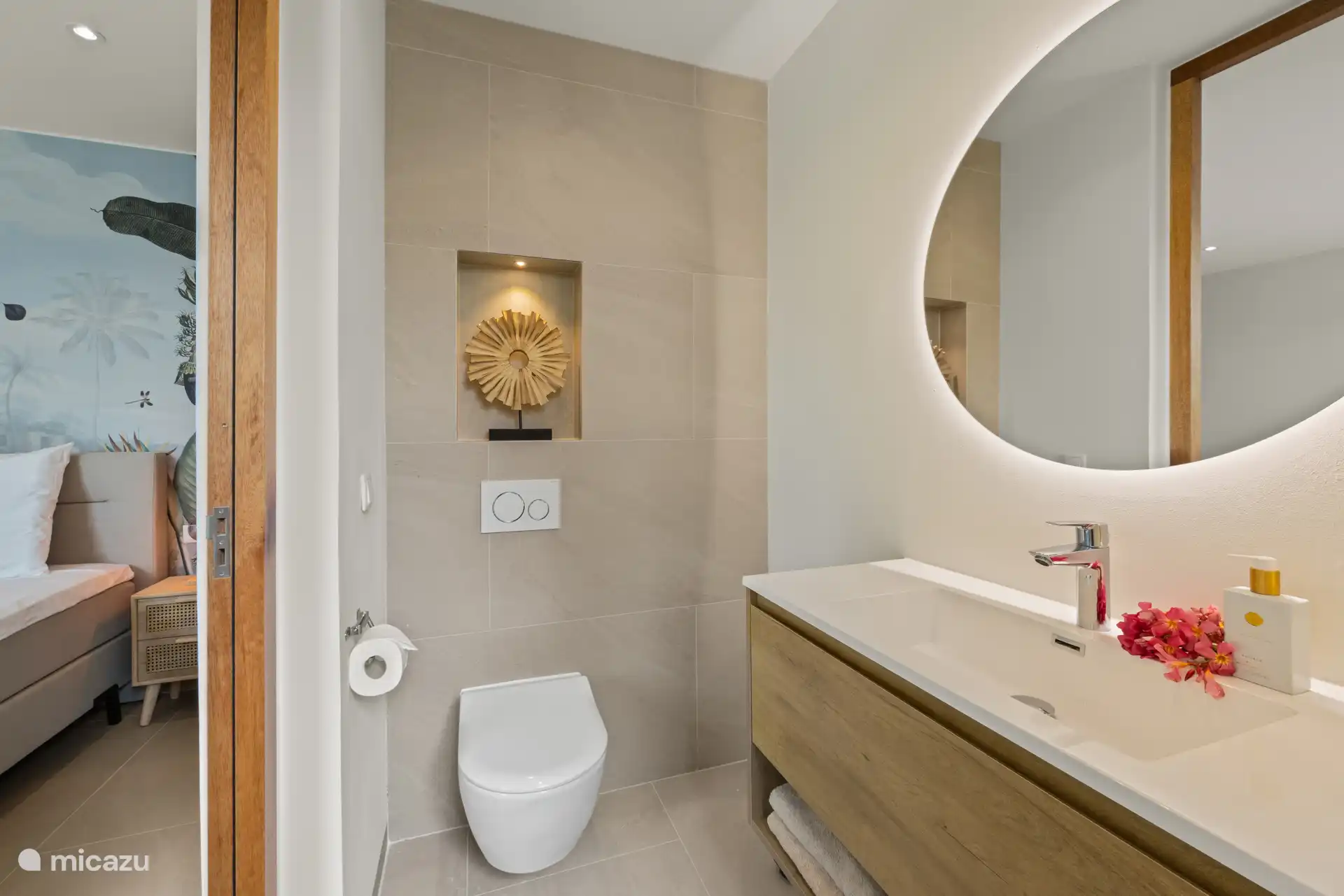 Guest bedroom 1 bathroom