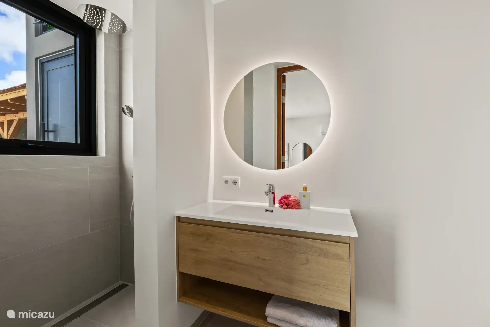 Guest bedroom 2 bathroom