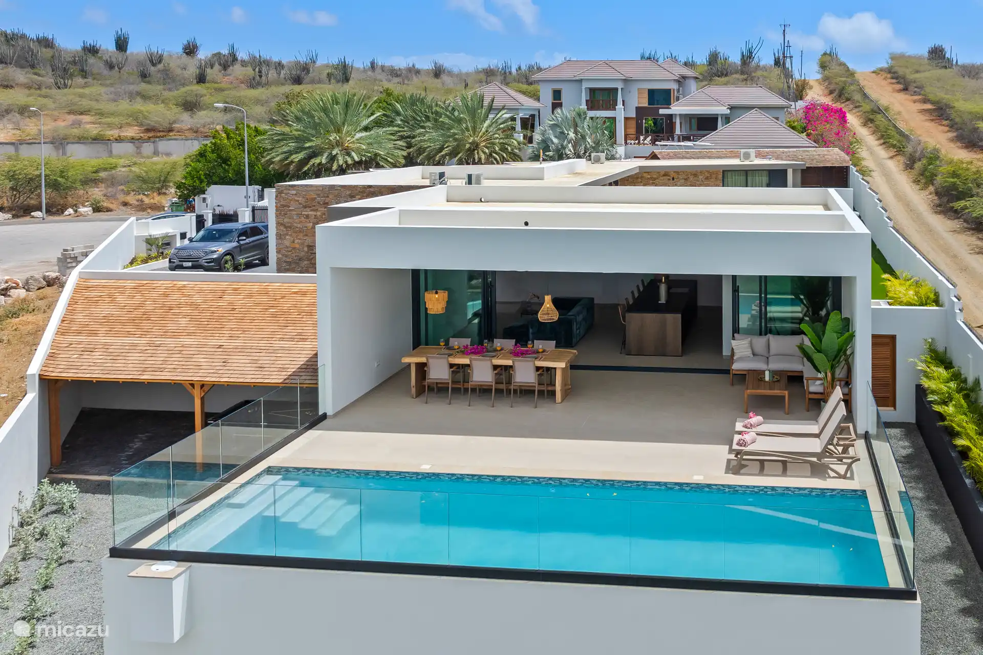 Front of the house (dropshot)