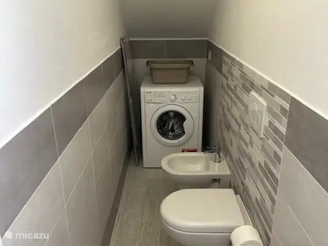 Villa Turchese | Italie, Sardaigne, Valledoria - maison mitoyenne petite salle de bain avec WC, bidet, lavabo et lave-linge
