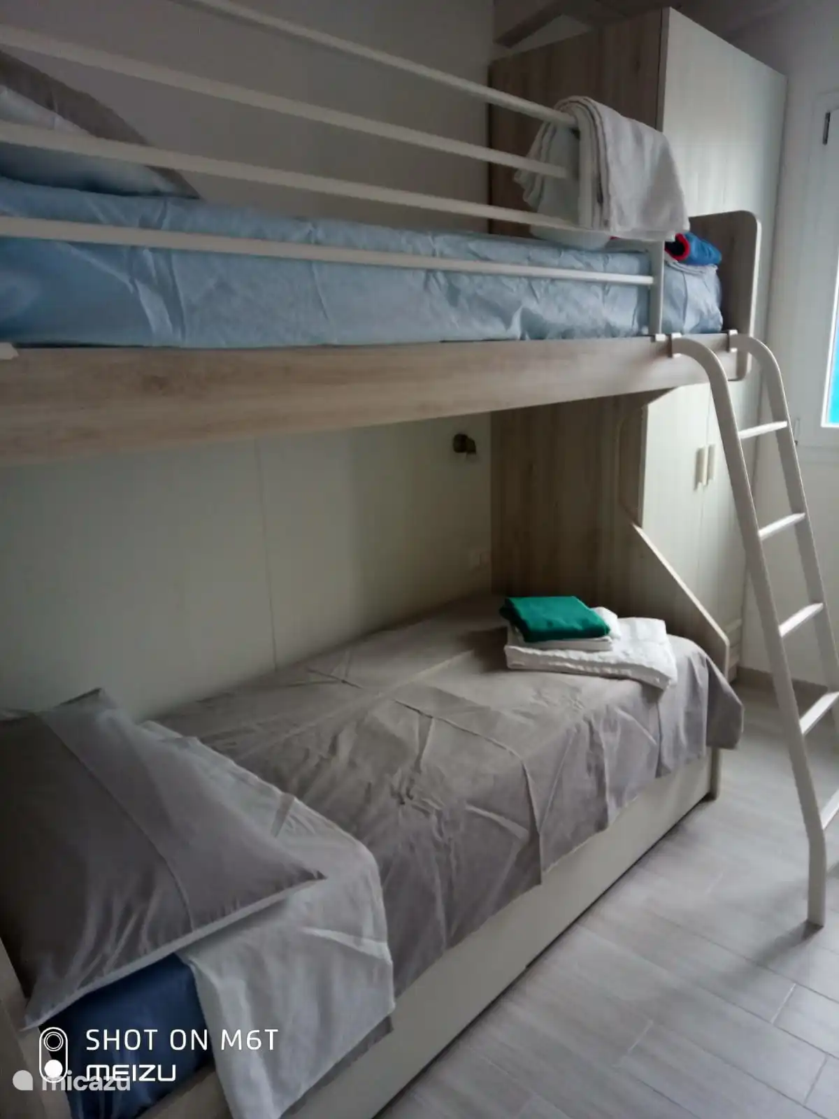 dormitorio con literas