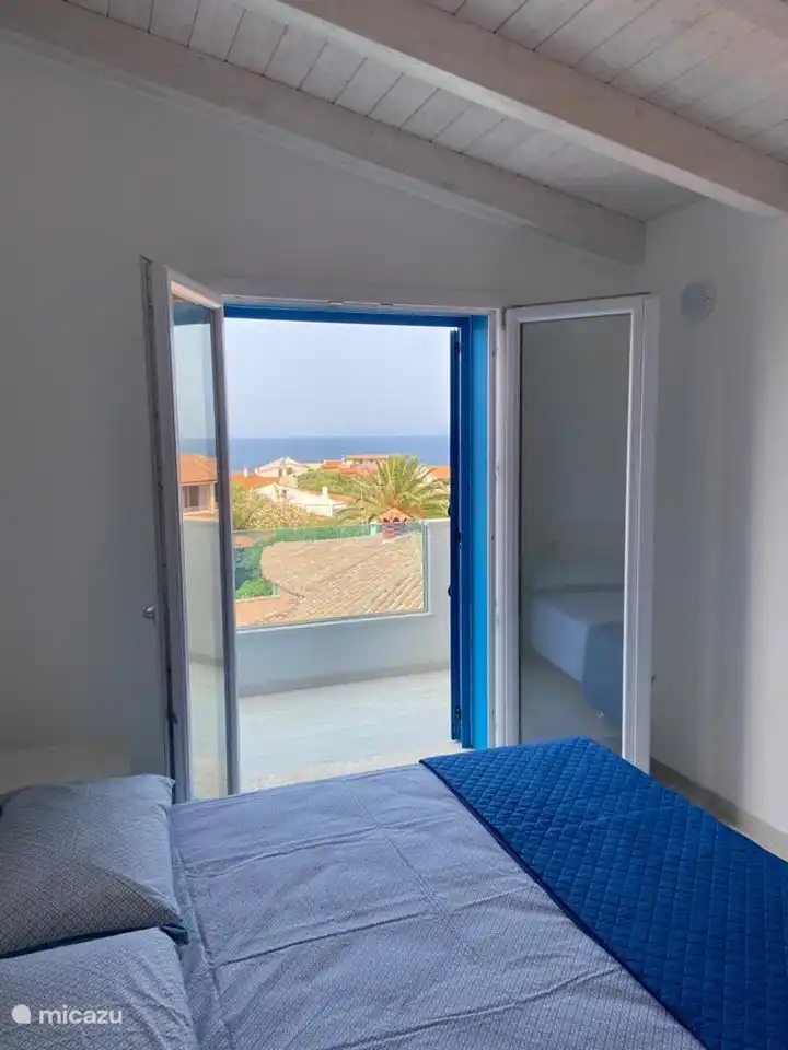 dormitorio principal con terraza y vista al mar