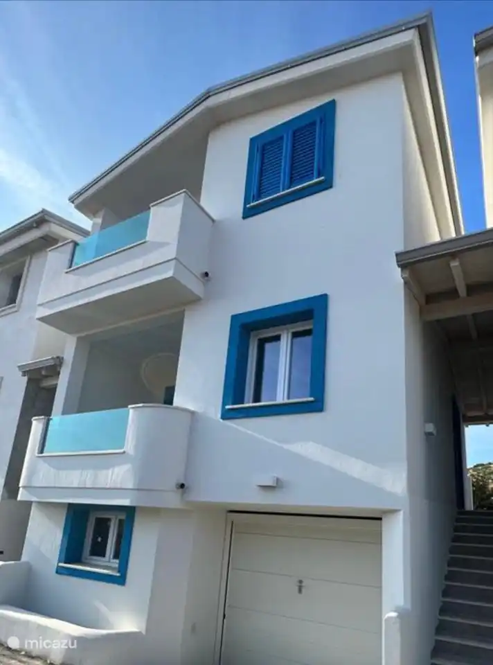 fachada trasera con garaje y terrazas