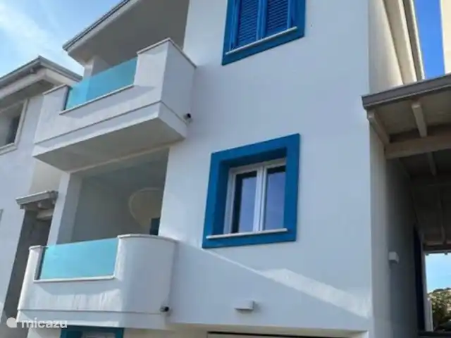 Villa Turchese | Italie, Sardaigne, Valledoria - maison mitoyenne façade arrière avec garage et terrasses