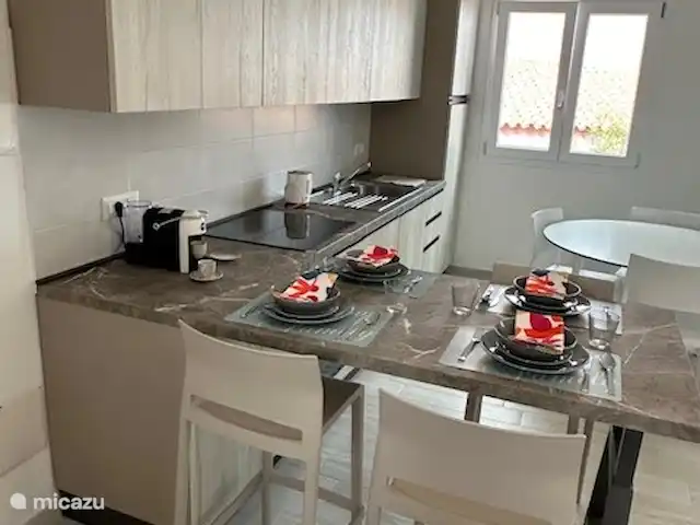 Villa Turchese | Italie, Sardaigne, Valledoria - maison mitoyenne cuisine avec table et chaises hautes