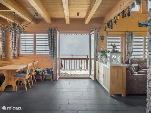 Laackerhof | Suisse, Valais, Bettmeralp - chalet Séjour avec coin repas et cuisine ouverte, cheminée ouverte et balcon orienté sud-ouest.