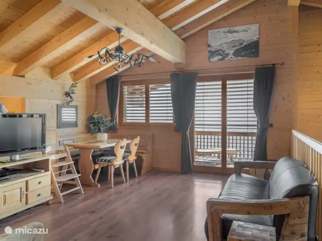 Laackerhof | Suisse, Valais, Bettmeralp - chalet étage supérieur,
galerie ouverte avec écran plat et coin salon et livres (jeux)