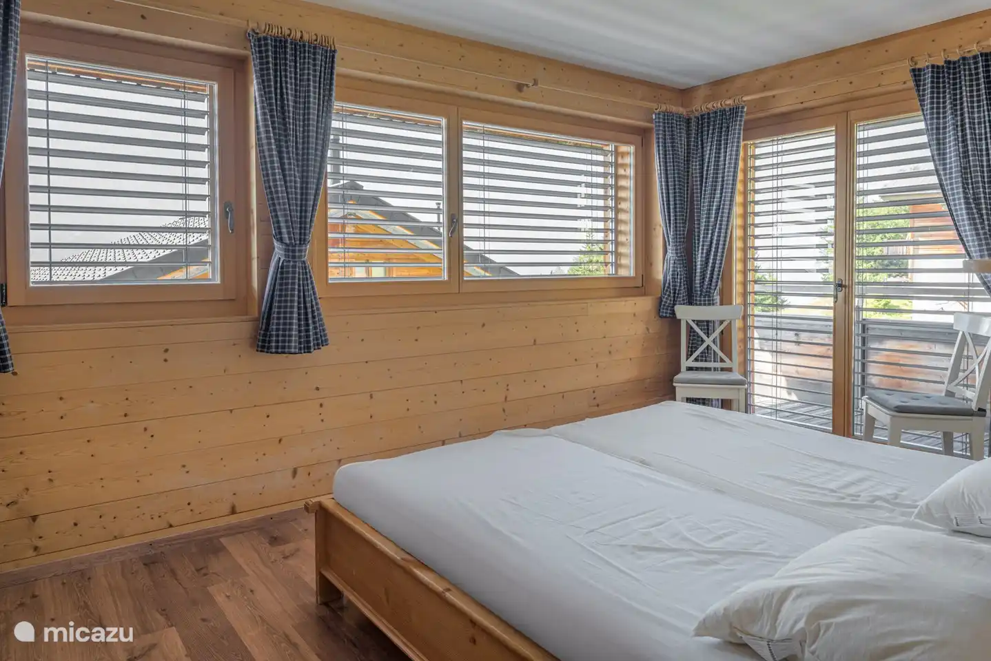 Schlafzimmer mit 2 Einzelbetten, Waschbecken, Dusche und Bad, WC. 