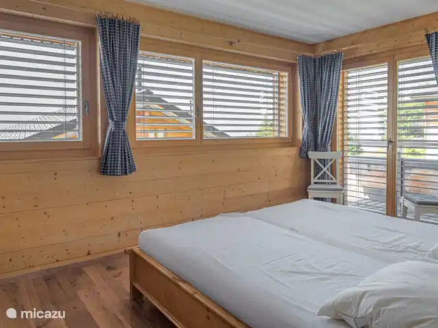 Laackerhof | Suisse, Valais, Bettmeralp - chalet Chambre avec 2 lits simples, lavabo, douche et baignoire, WC.
