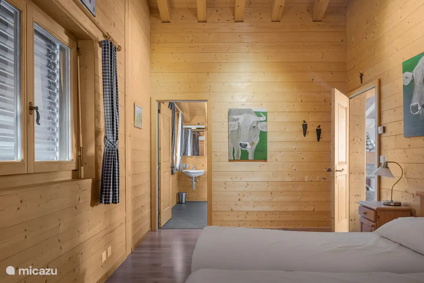  1 Schlafzimmer mit 2 Betten, Sauna, Badezimmer / Dusche, WC und extra Balkon.