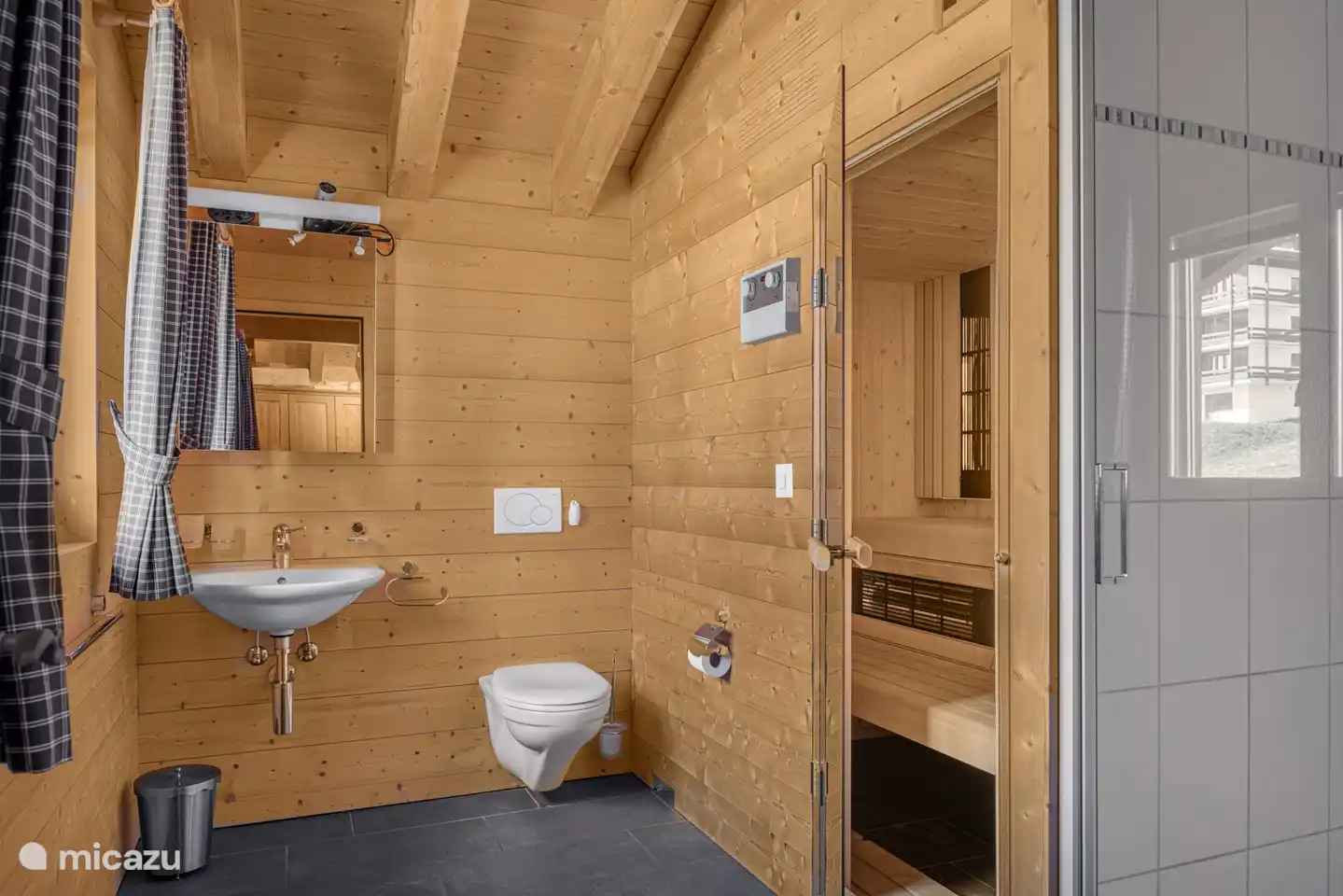  1 Schlafzimmer mit 2 Betten, Sauna, Badezimmer / Dusche, WC und extra Balkon.