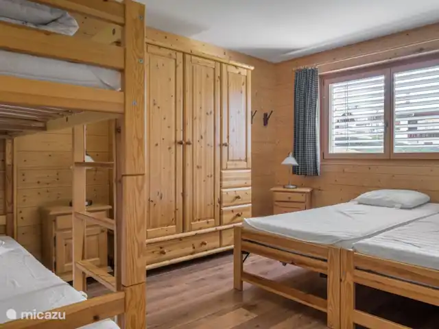 Laackerhof | Suisse, Valais, Bettmeralp - chalet 1 chambre avec 2 lits simples et un lit superposé.