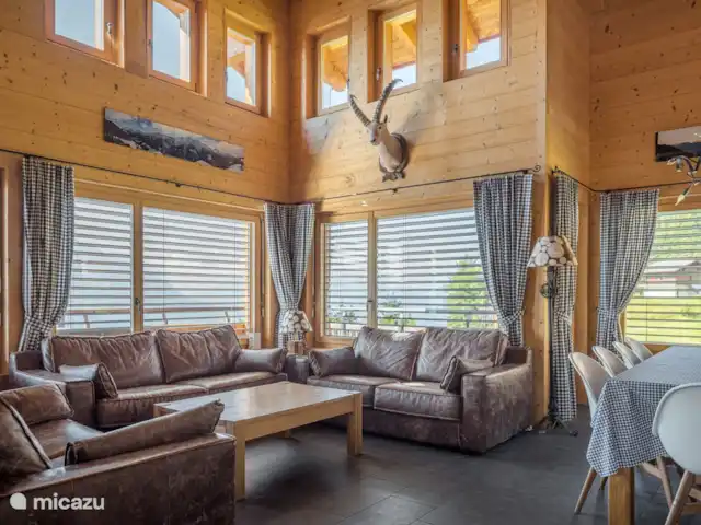 Laackerhof | Suisse, Valais, Bettmeralp - chalet Séjour avec coin repas et cuisine ouverte, cheminée ouverte et balcon orienté sud-ouest.