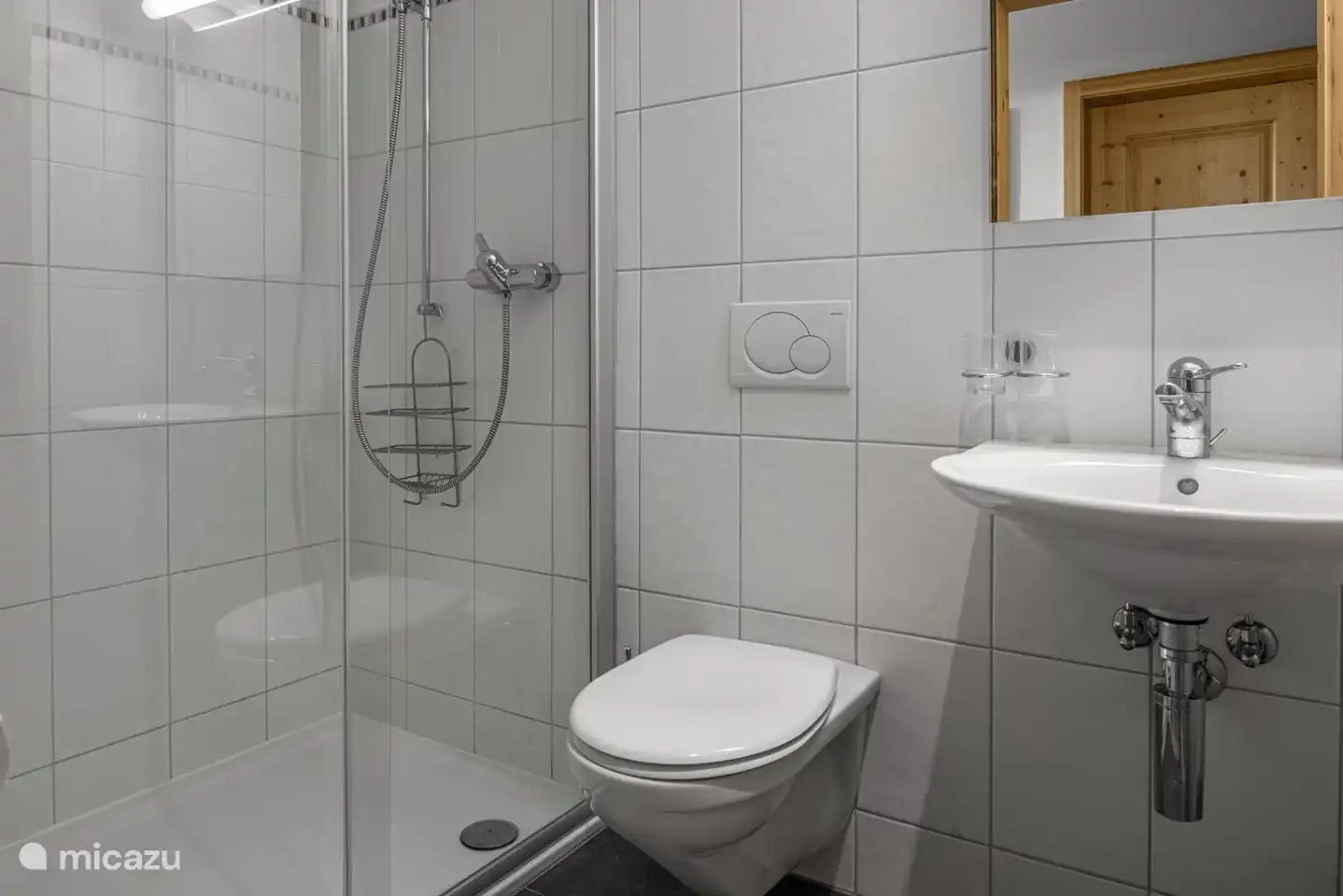  Dusche, WC, Waschbecken. 