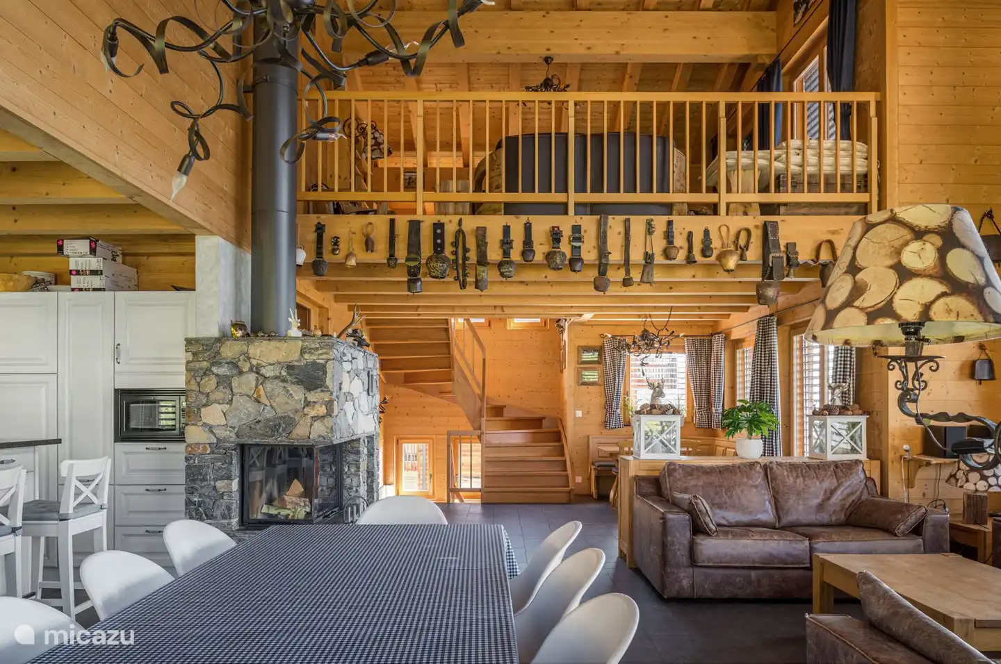 Wohnzimmer mit Essecke und offener Küche, offenen Kamin und Südwest-Balkon.