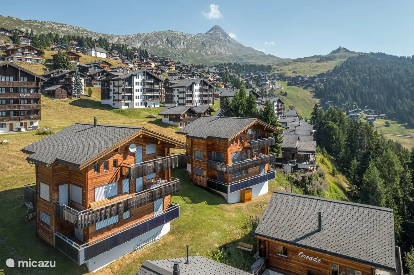 Ihr Traumferienhaus liegt südwestlich vom Dorfzentrum, mit traumhafter Panoramaaussicht mitten im Topskigebiet. Im Winter steht das Chalet mitten im Skigebiet, im Sommer ist es umgeben von schöner Flora , am Waldrand