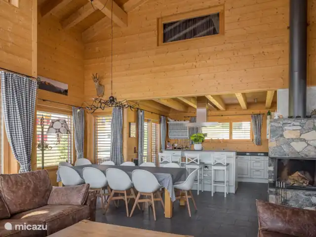 Laackerhof | Suisse, Valais, Bettmeralp - chalet Séjour avec coin repas et cuisine ouverte, cheminée ouverte et balcon orienté sud-ouest.