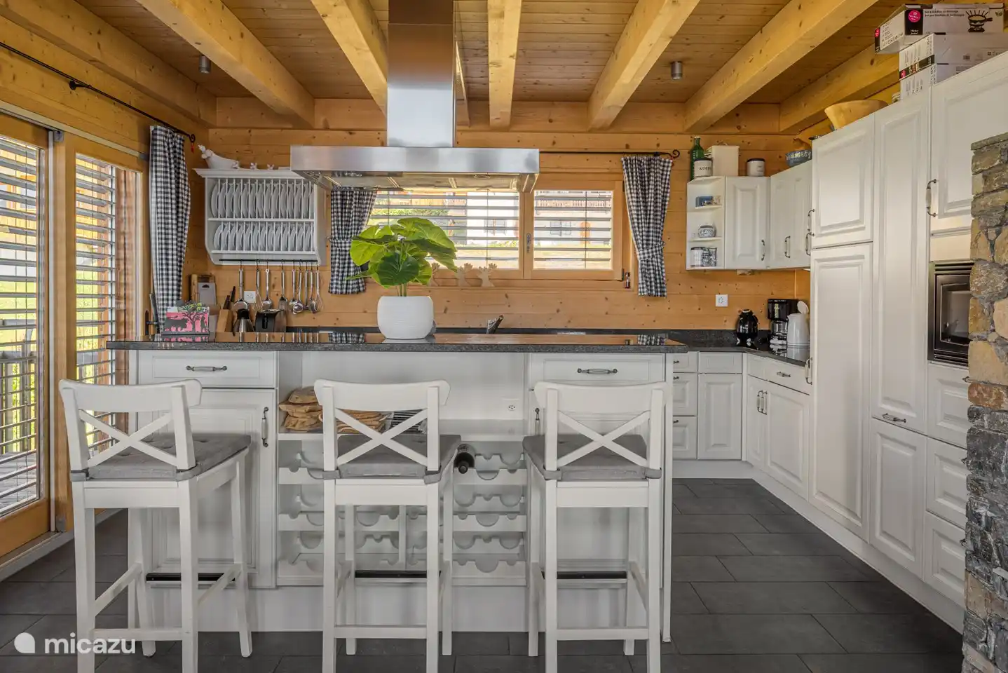 Wohnzimmer mit Essecke und offener Küche, offenen Kamin und Südwest-Balkon.