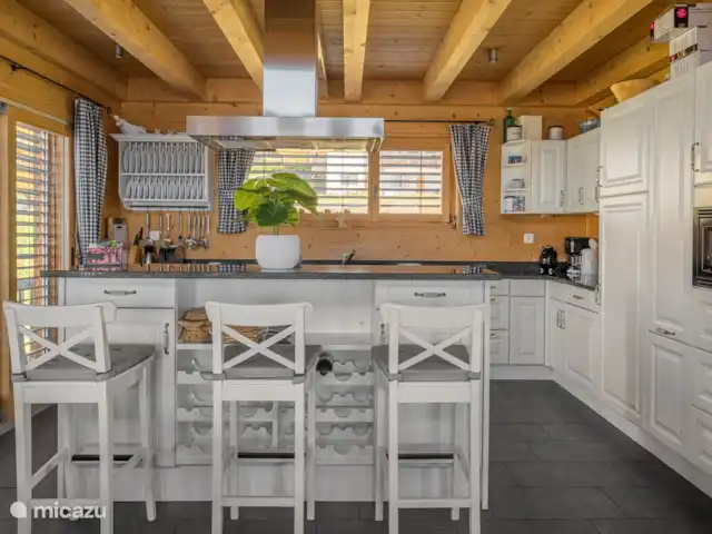 Laackerhof | Suisse, Valais, Bettmeralp - chalet Séjour avec coin repas et cuisine ouverte, cheminée ouverte et balcon orienté sud-ouest.