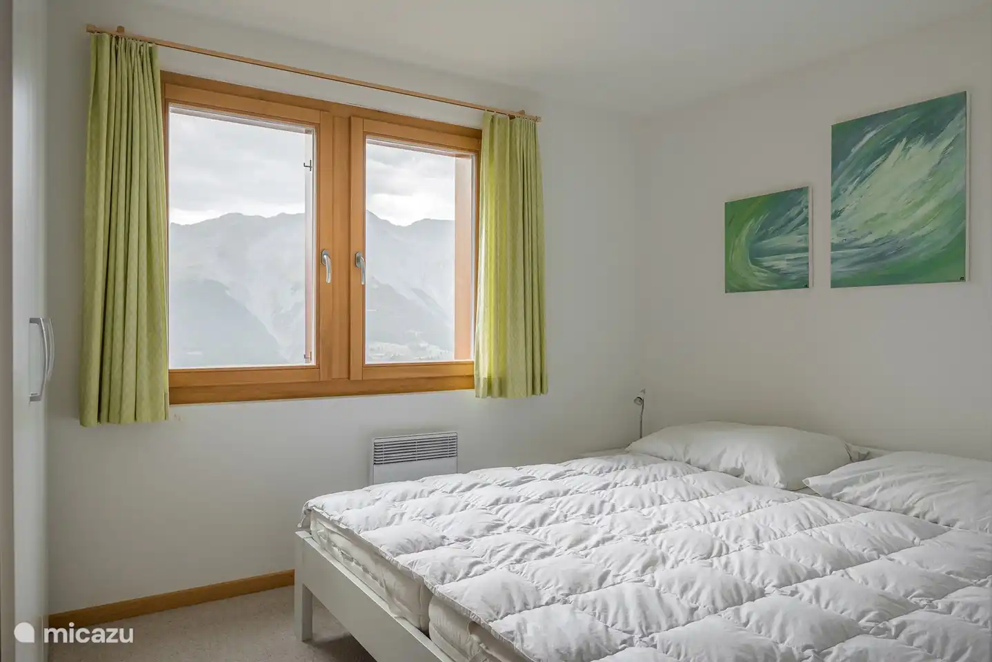 Large double bed (1.80x2.00) with a view of the mountains.