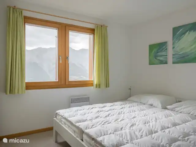 Camelot 4 | Suisse, Valais, Bettmeralp - appartement Grand lit double (1.80x2.00) avec vue sur les montagnes.