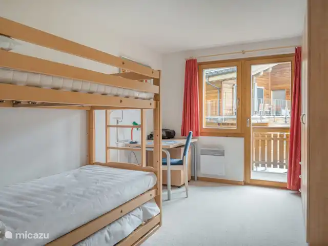 Camelot 4 | Suisse, Valais, Bettmeralp - appartement Chambre triple avec lit superposé et lit gigogne avec balcon orienté à l'est et vue sur le Bettmerhorn.