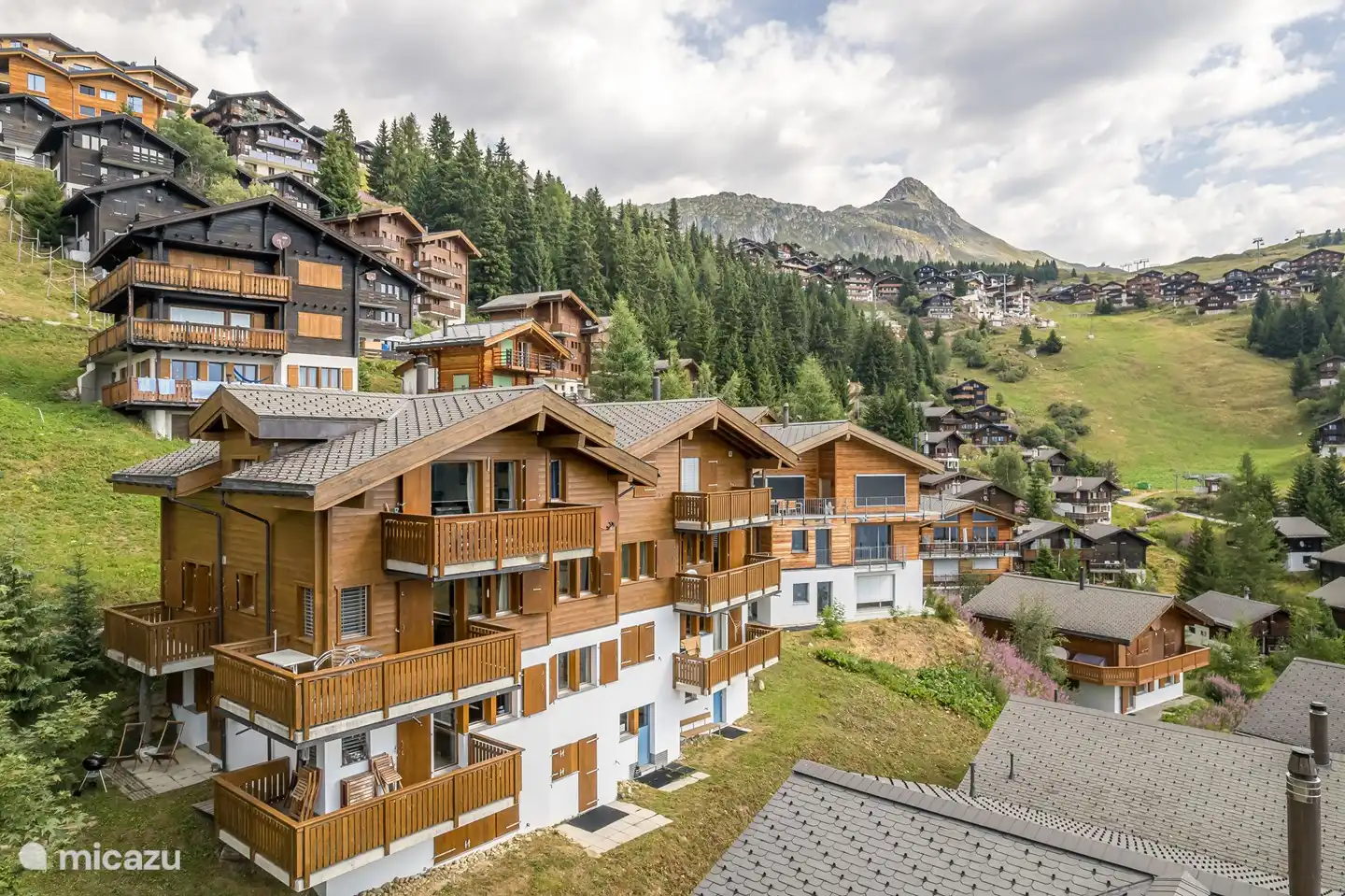 The house is quietly and centrally located in the Alpmatten, about 15 minutes walk from the cable car station and not far from the pedestrian connection lift to the village and the road leading down to the valley, which in winter leads to the ski slope to the nearby ski lift