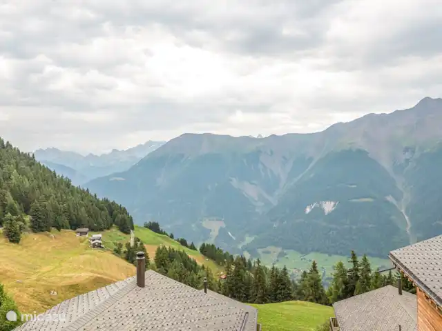 Camelot 4 | Suisse, Valais, Bettmeralp - appartement La maison est exposée plein sud avec une vue dégagée sur les montagnes de Conches en face et les Alpes valaisannes (groupe Mischabel avec Dom, 4'545 m).