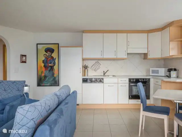 Camelot 4 | Suisse, Valais, Bettmeralp - appartement Séjour et salle à manger avec baies vitrées panoramiques et balcon plein sud avec une vue dégagée sur les montagnes d'en face et les Alpes valaisannes.