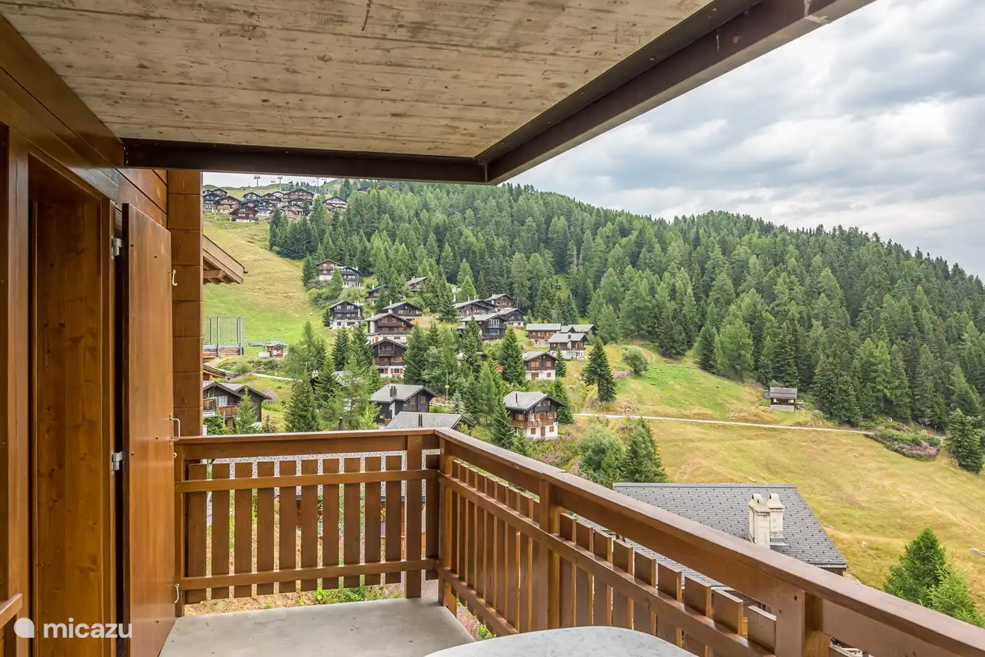 Stylish 3 1/2; Rooms Apartment on the 2nd floor with a large south and east-facing balcony