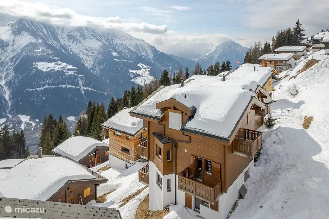 Het huis ligt op het zuiden met vrij uitzicht op het tegenoverliggende Gomsgebergte en de Walliser Alpen (Mischabelgroep met Dom, 4.545 m).