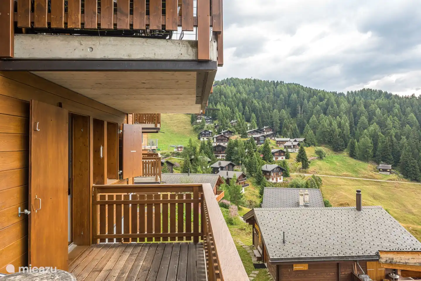 Woonkamer/open haard met open keuken, groot balkon op het zuiden,