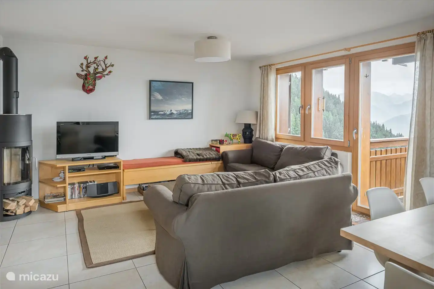 Inkomhal met vestiaire, woonkamer/open haard met open keuken, groot balkon op het zuiden