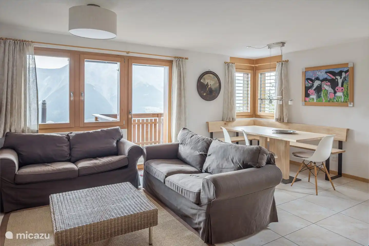 Inkomhal met vestiaire, woonkamer/open haard met open keuken, groot balkon op het zuiden