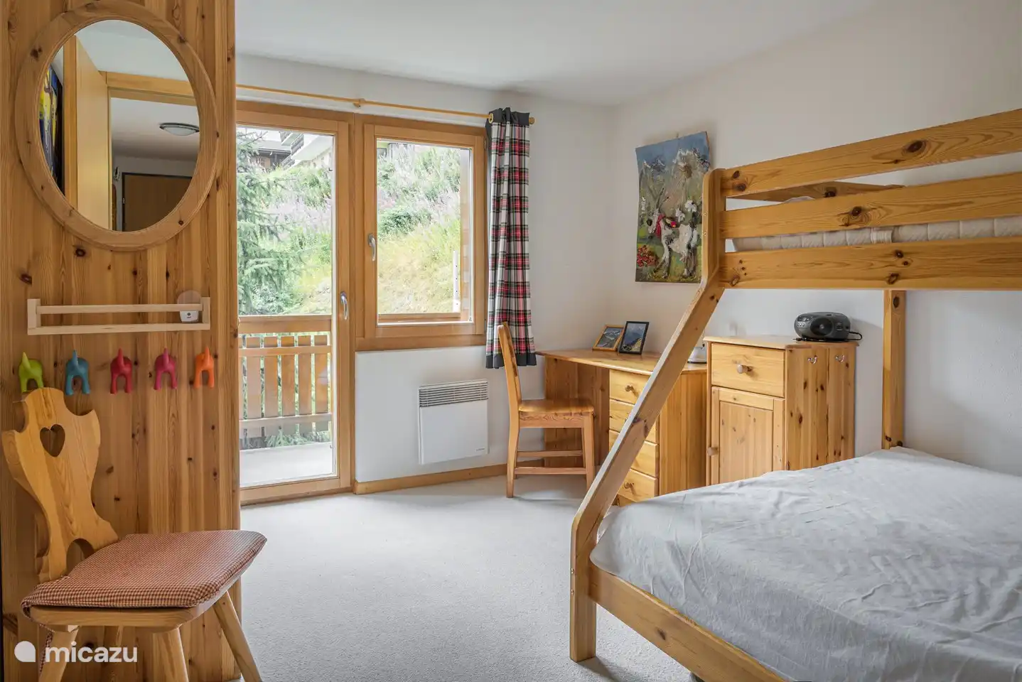 Driepersoonskamer met stapelbed (met daaronder een tweepersoonsbed)